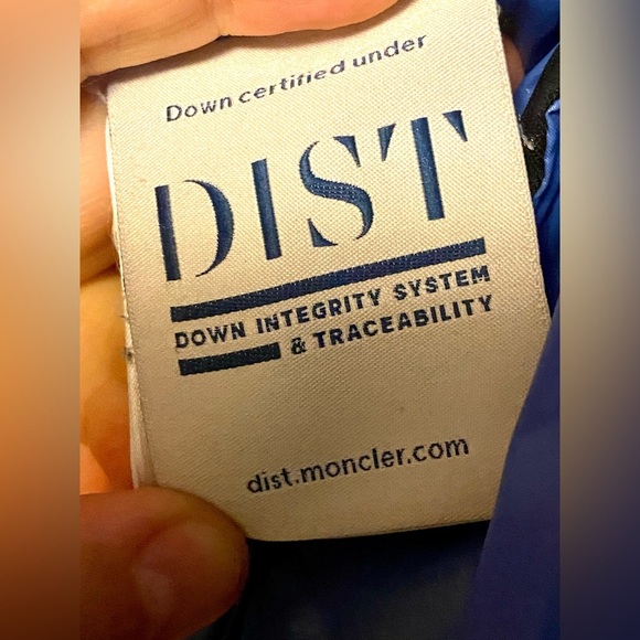 Authentic Moncler Blue Puffer Jacket with Quilted Design - Picture 7 of 14